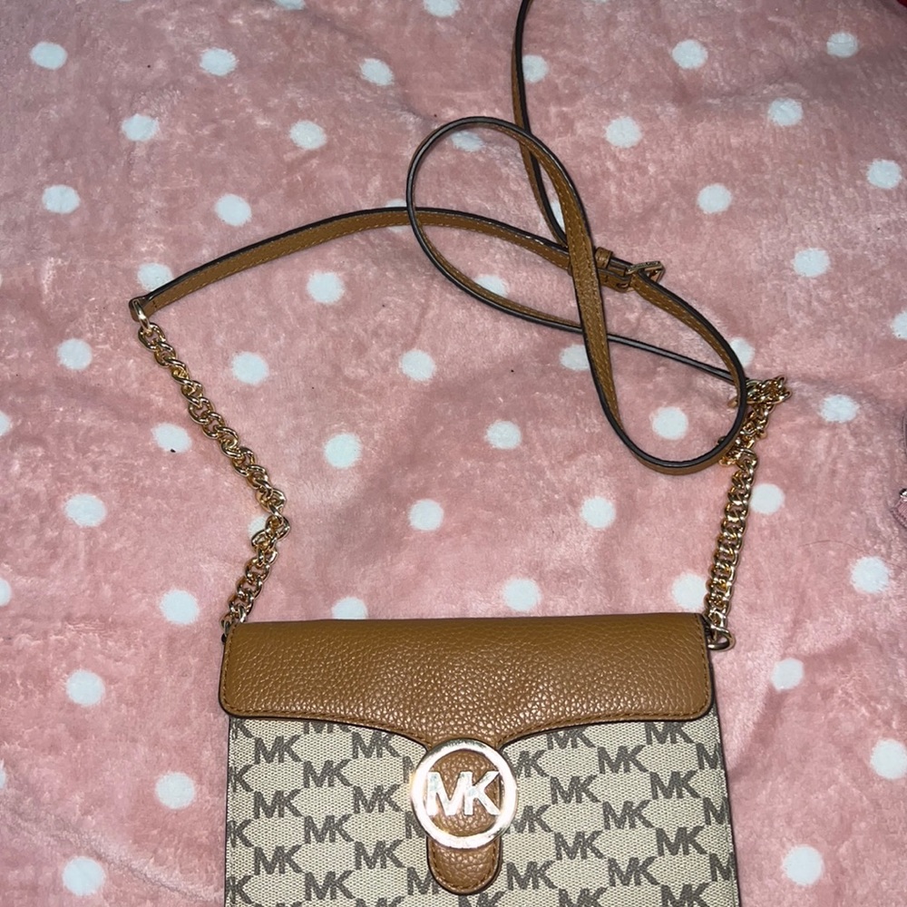 Authentic Michael Kors crossbody or shoulder bag. Very cute- Like new.